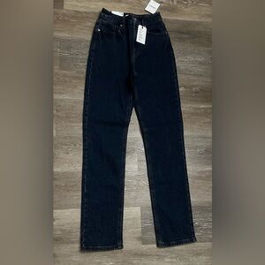 Dark blue wash straight leg jeans
Slim fit
High rise